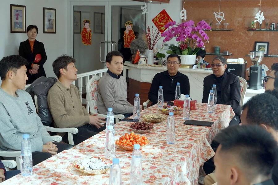 太意外！申花今年春节没有去崇明基地和前主帅徐根宝拜年！此前两个赛季都在春节期间拜