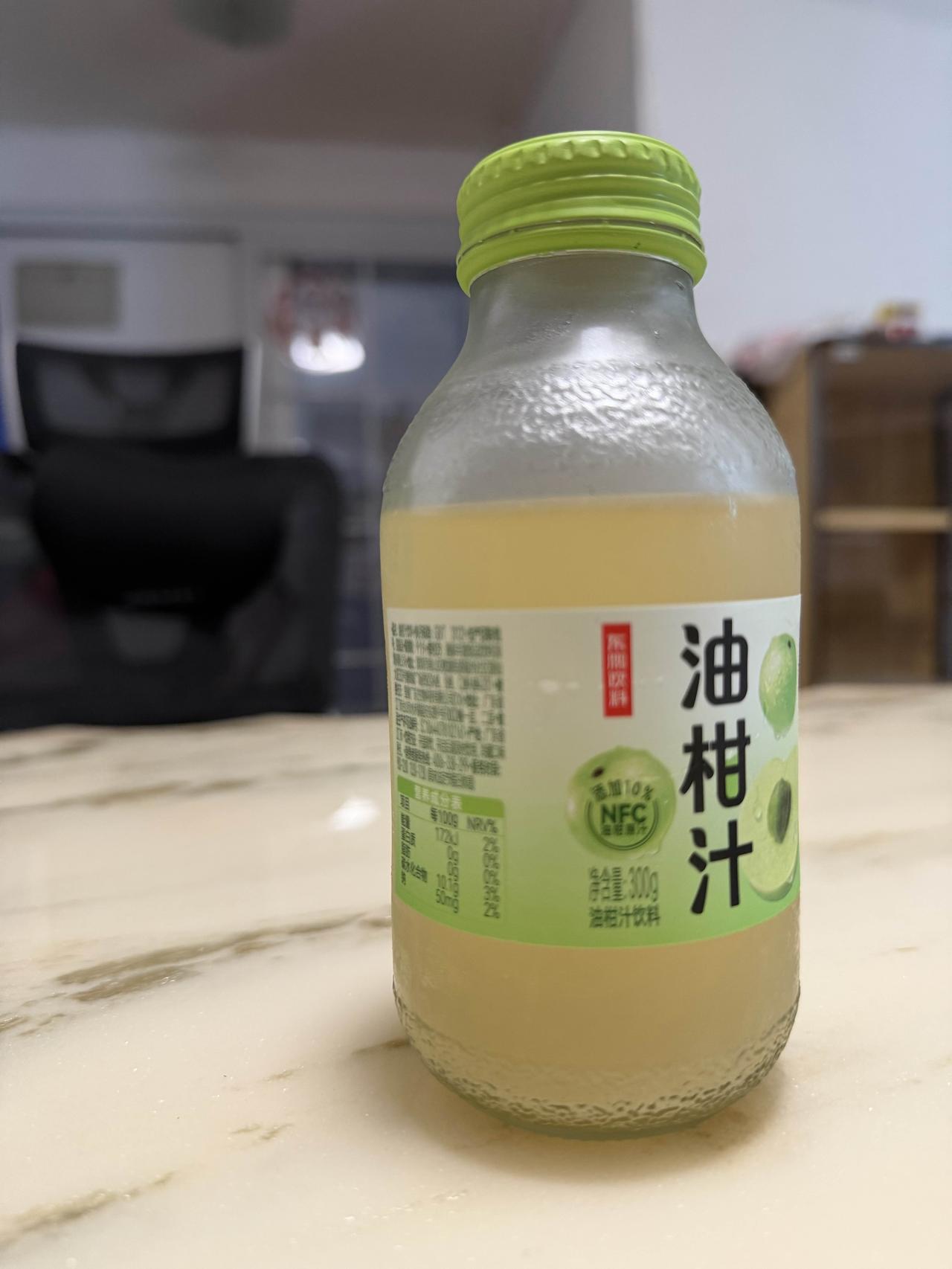 潮汕油柑汁，很有性格的饮品。入口带着清爽的微涩，初尝难免蹙眉，咽下片刻，绵长甘甜