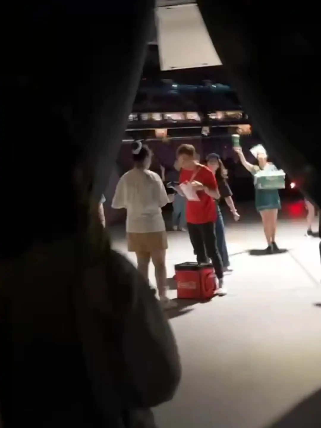 啊啊啊啊啊突然发现我姐 看的是跟解解一个场次的演唱会！！！哈哈哈提前来...