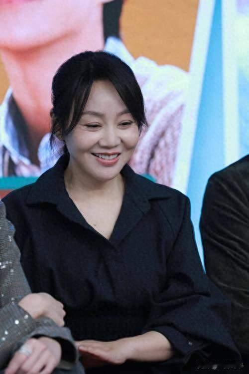 想不到离婚22年的前夫邹伟，竞给55岁未再嫁的闫妮留了一手好牌