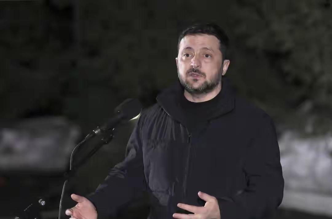 俄罗斯又遭遇袭击？泽连斯基把球踢给普京，这招太狠了