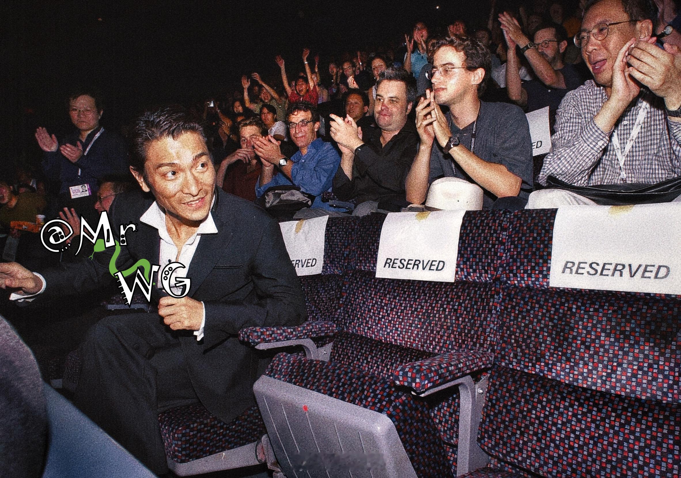 刘德华[超话]独家扫描 好可爱的西装大佬😎——2001年，刘德华刘德华 出席多