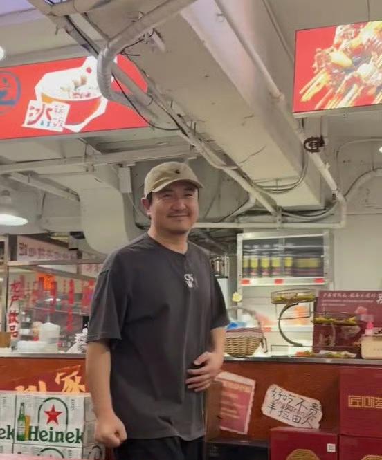 成都吃个串串还能碰到沈腾
看来他对获不获奖，是不是影帝
一点也不关心，反而吃串串