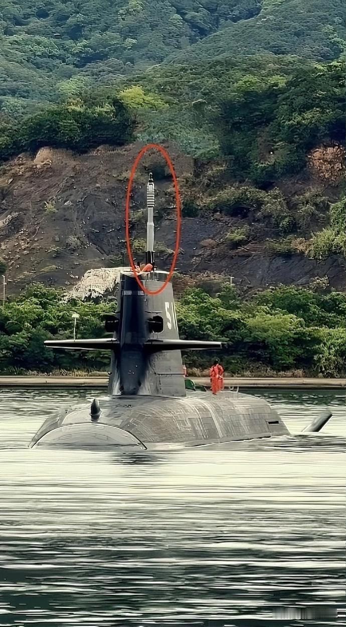 军迷社区——日本潜艇“苍鲸”号桅杆！
该艇是日本海上自卫队常规锂电池潜艇大鲸级6