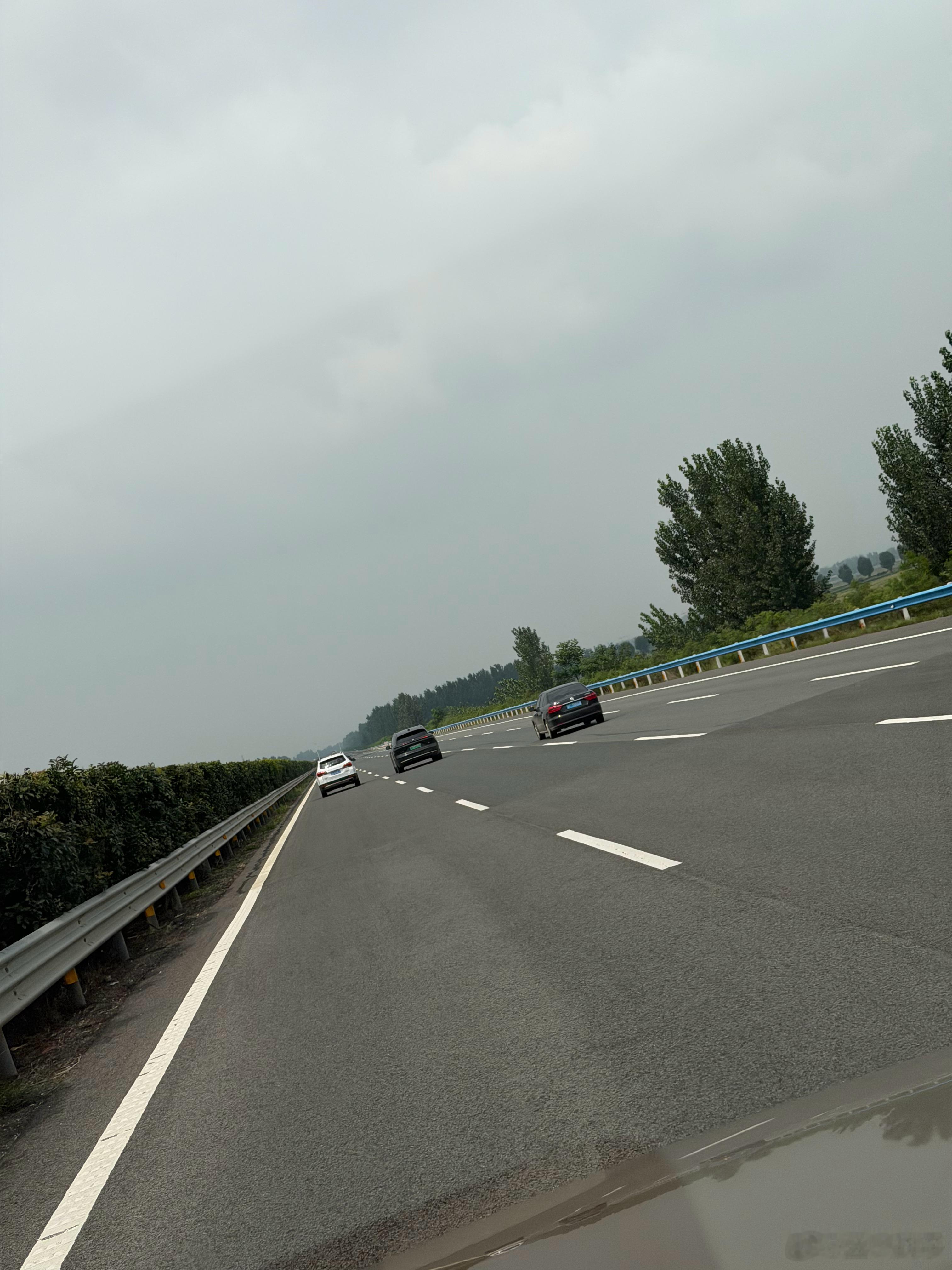 给高速公路提个建议，像这种4车道及以上的高速路，建议将最左侧快速车道单独标识出来