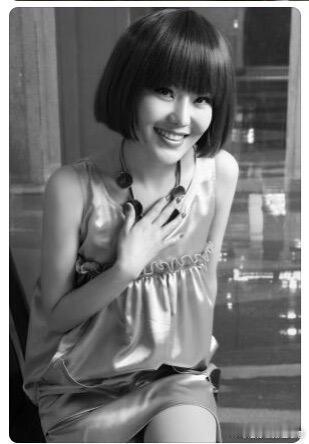 乌兰图雅早期不对比不知道，原来乌兰图雅早期这么少女，差点以为是邓家佳演的唐悠悠本