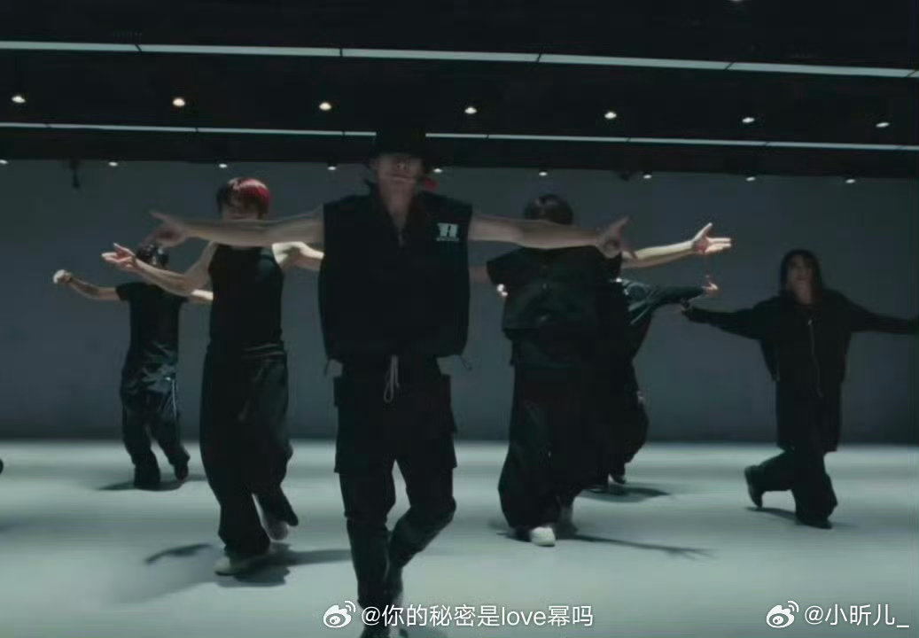 姚琛姚琛边跳舞边表演魔术 姚琛也太会整活了吧！跳舞力度超绝就算了，还能同步变魔术