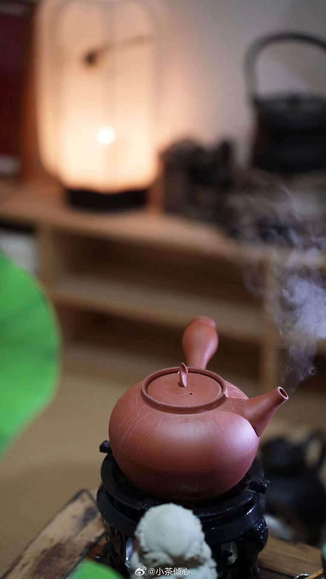 生活波澜不惊，日子平平淡淡，生活不慌不忙，从容行，浅浅笑。 