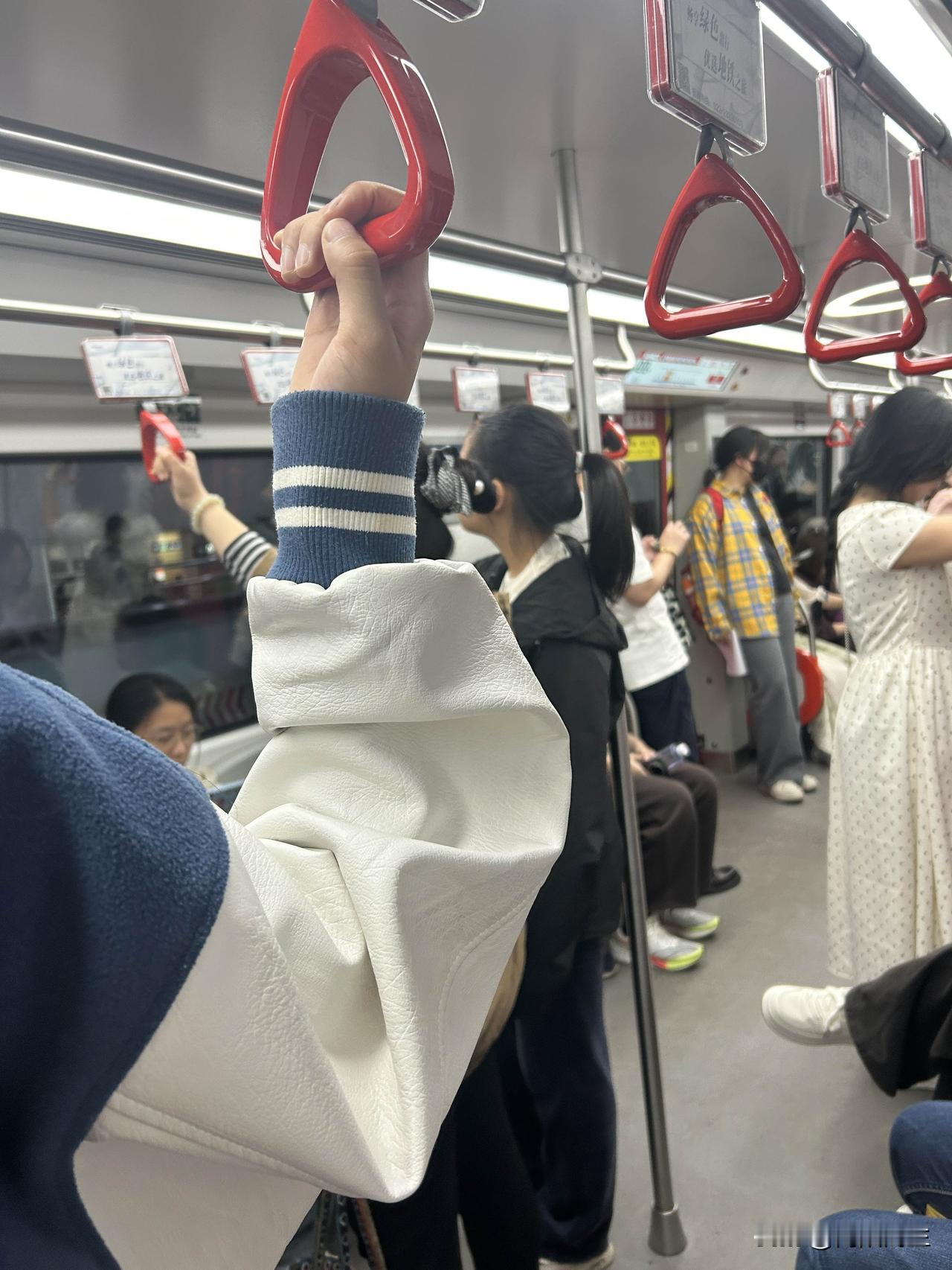 昨晚晚饭后和大闺女出去遛弯，走了一路聊了一路。感觉第一次和大闺女能这么悠闲自在的