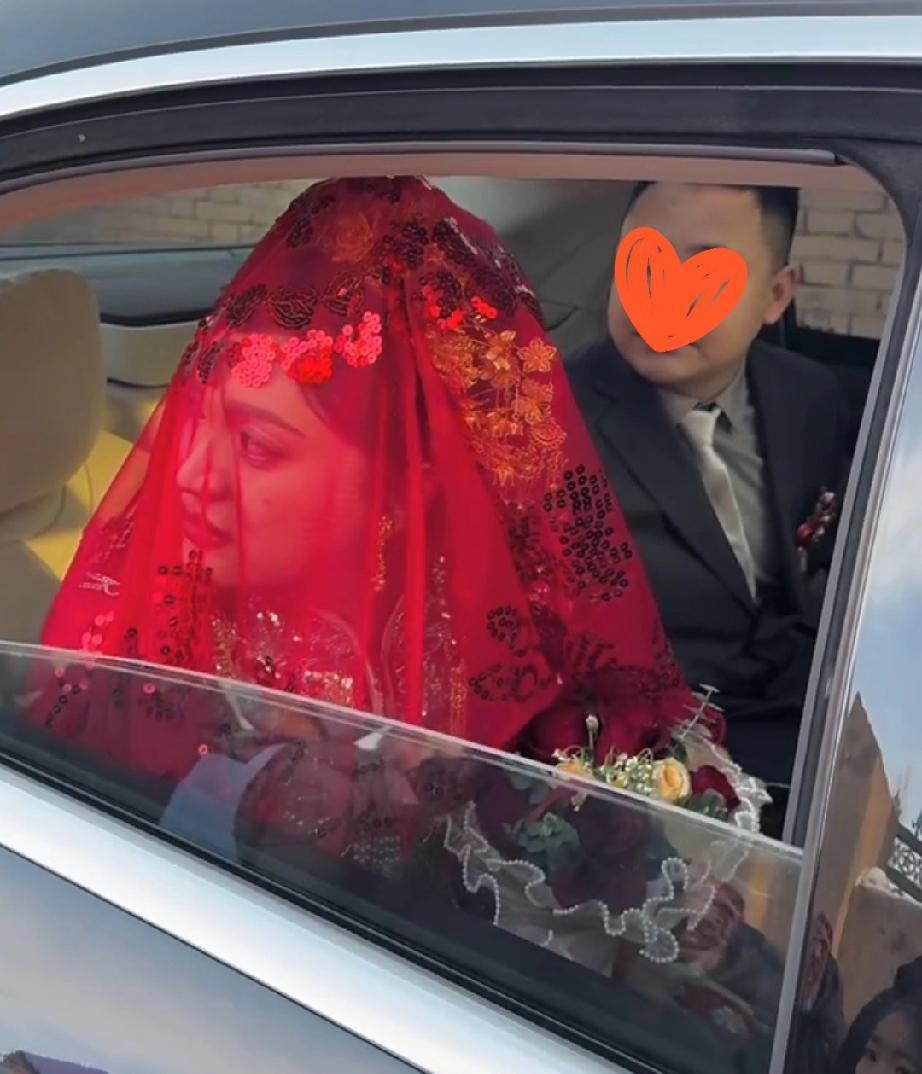 每个新娘在婚车开动的时候都会有这个回眸，
望向娘家人恋恋不舍。
平时嘻嘻哈哈没有