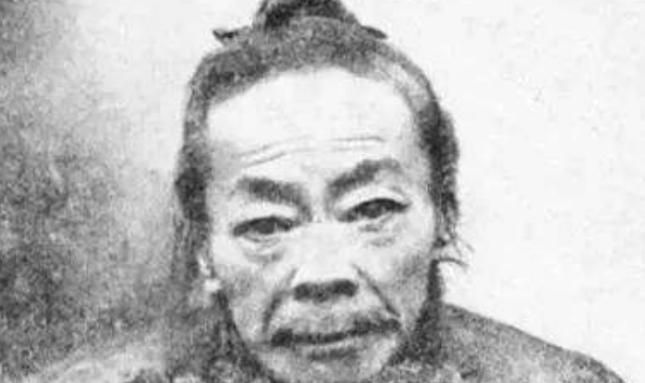 甲午战争打到一半，有个叫宋育仁的四川官员在欧洲看着着急。他算准日本兵力都压到前线