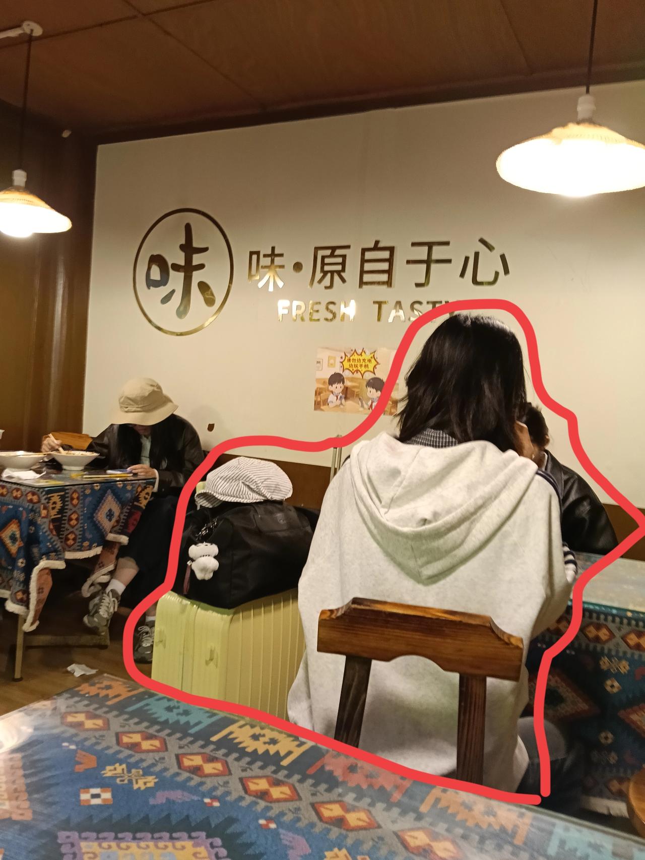 真佩服这些“五一”节敢来腾冲旅游的外乡小姑娘，面前的小姑娘，她定了腾冲的一个酒店