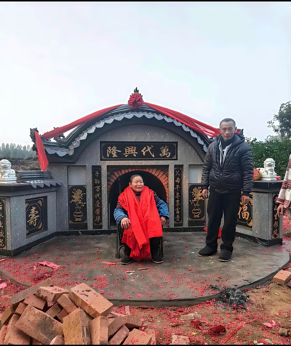 这是什么情况？人还活着，就把墓给做好了 