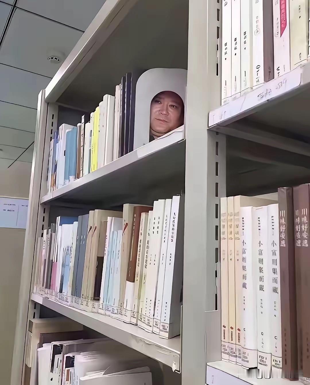 幸好书店里人多，要不然真怪吓人了[捂脸]