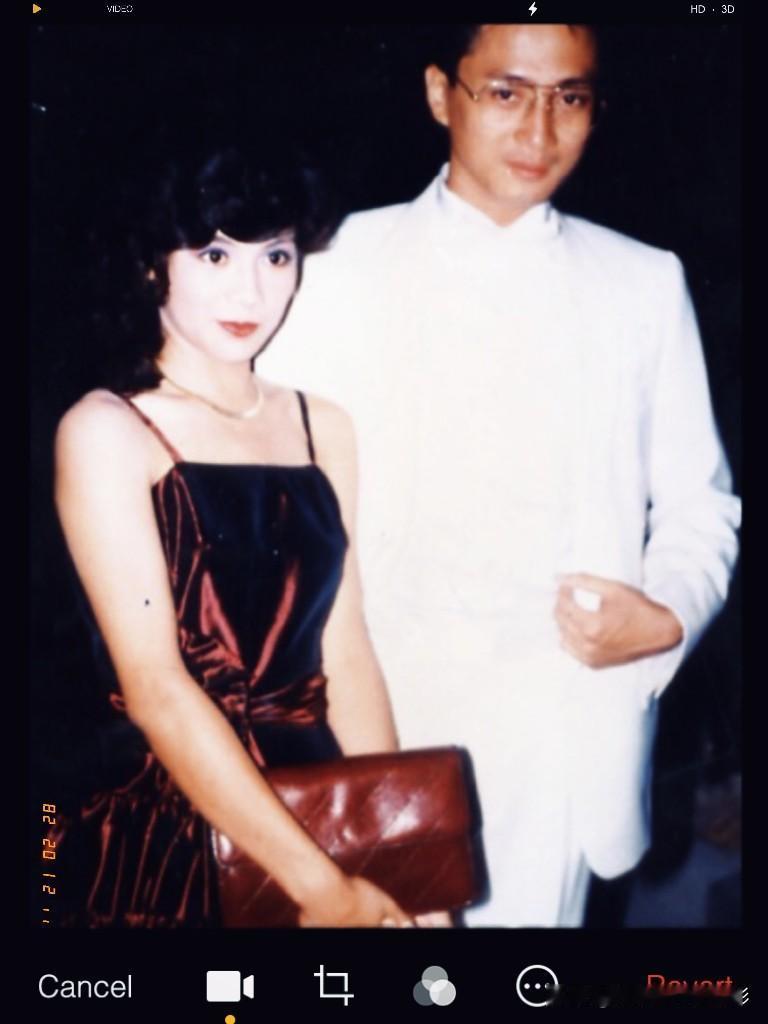 翁美玲&汤镇业合影📸合影里的翁美玲和汤镇业，曾经爱如潮水，奈何甜蜜却是一瞬间，