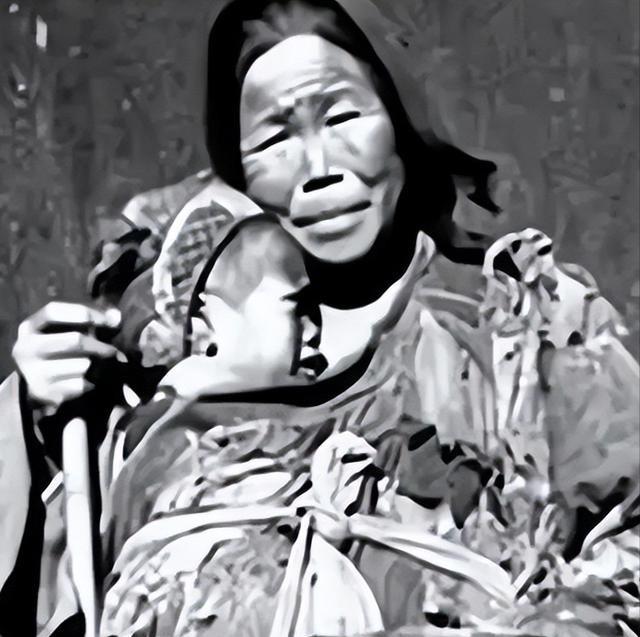1939年，一位妇女为躲避国民党追击，抱着九个月大的婴儿在逃进了树林，只见敌人就