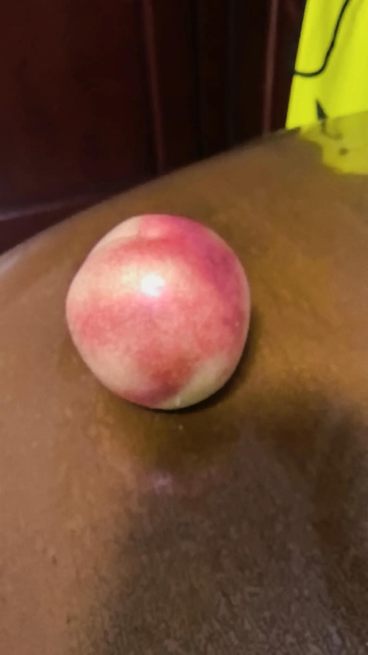 开学季家长接送日常今天早上，在前往上班的路上，到了学校门口附近的马路上，路边的车