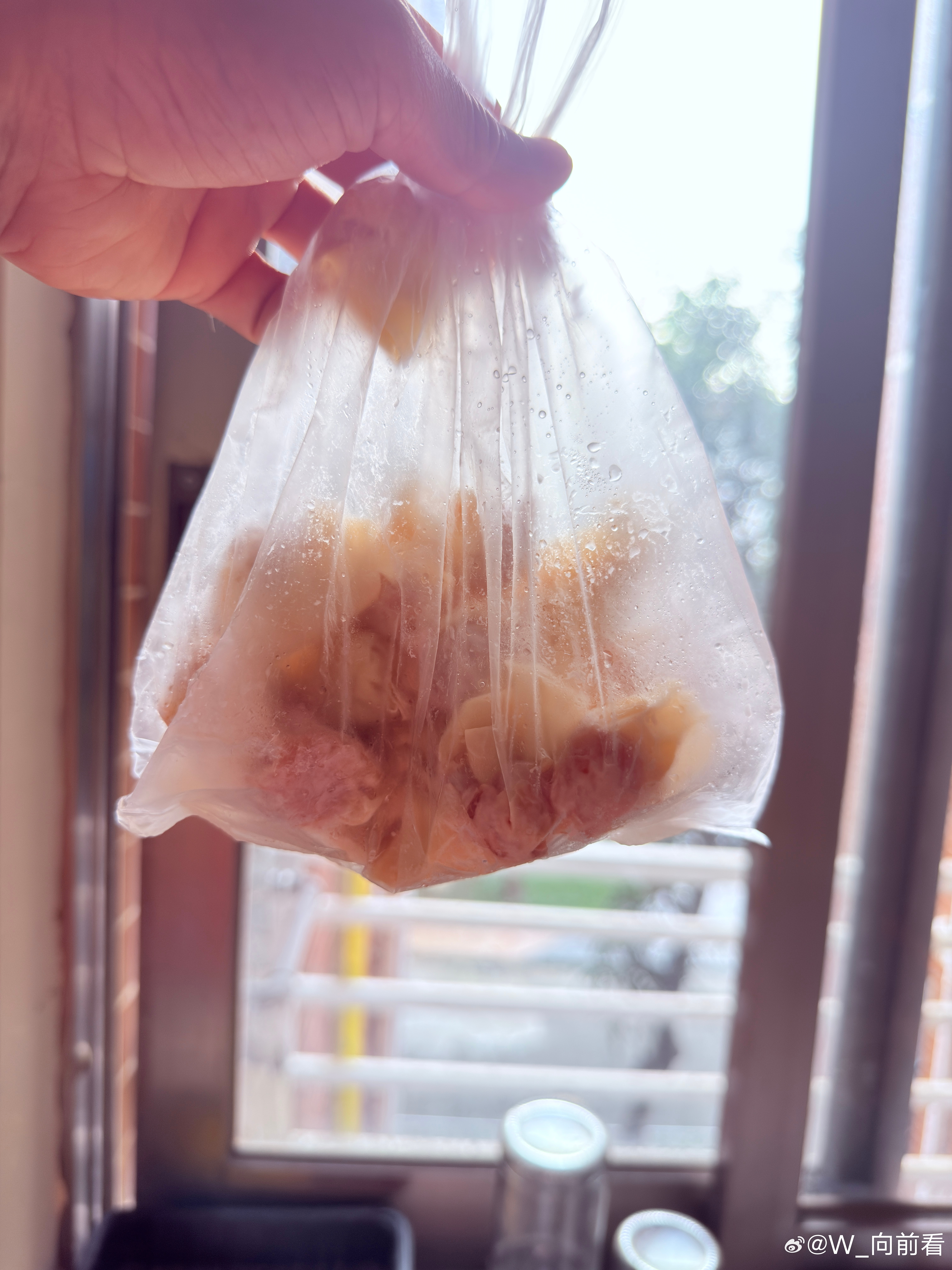 下班咯，今天晚餐有着落了，薅了一点云吞，今晚练完回来煮着吃，省一顿饭钱！
