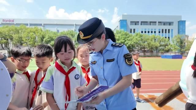 #台州开学第一课守护学子舌尖上的安全# 近日，台州市黄岩区市场监督管理局组织人员走进江口街道中心小学