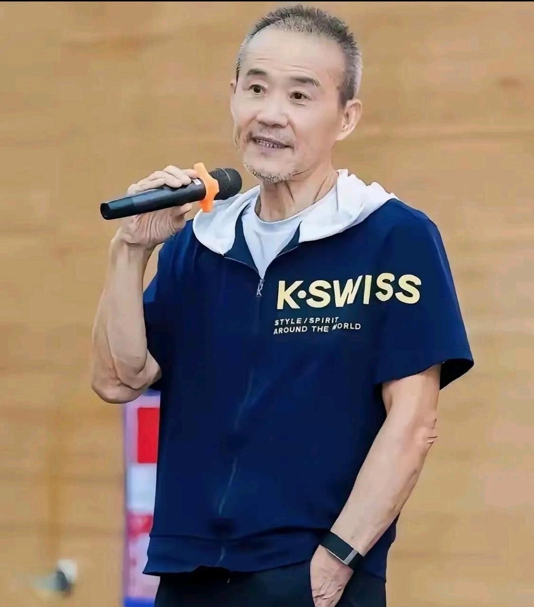 王石70多岁了有钱有势，为什么还要天天装嫩不服老？ 
