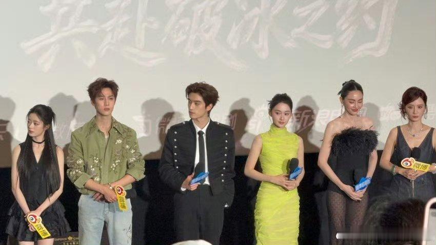 张萌爆料李昀锐张康乐穿老头衫 太搞笑了，张萌当场吐槽两人穿老头衫，李昀锐解释当天