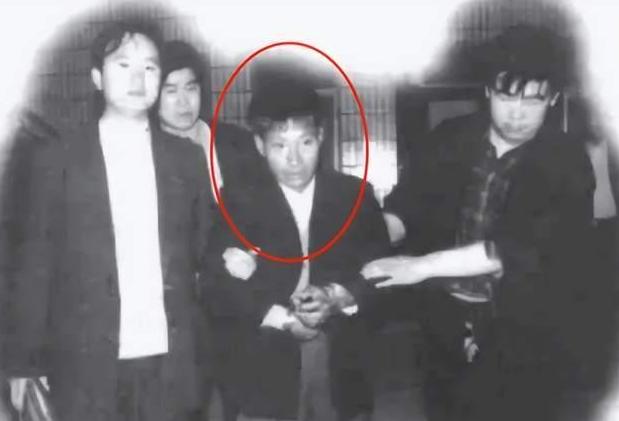 1999年4月9日，在豫陕皖苏四省跳跃作案，疯狂行凶，杀死77人的特大杀人抢劫强