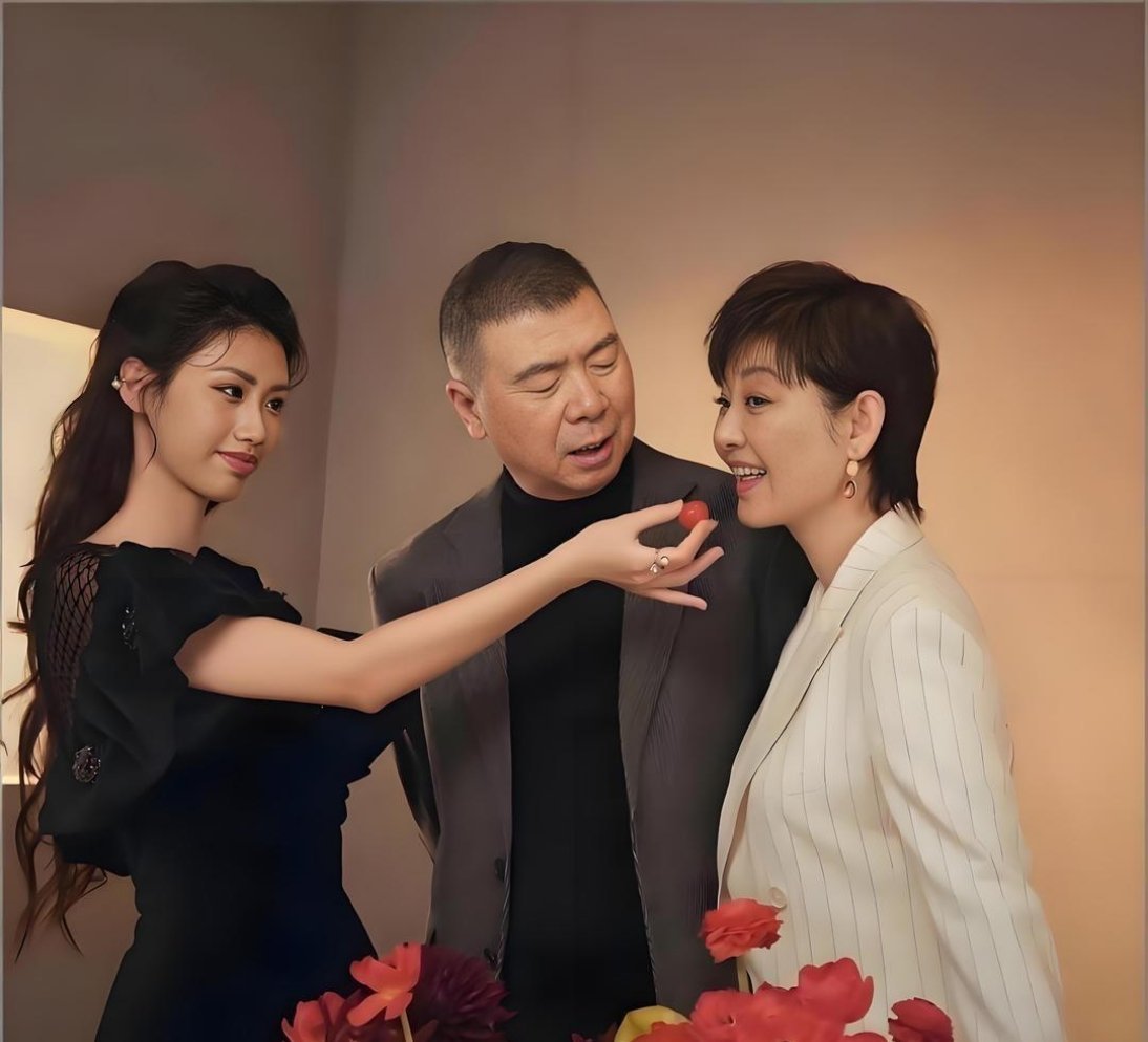 冯小刚﻿一家‏3口，一起拍了‏组杂志照。 