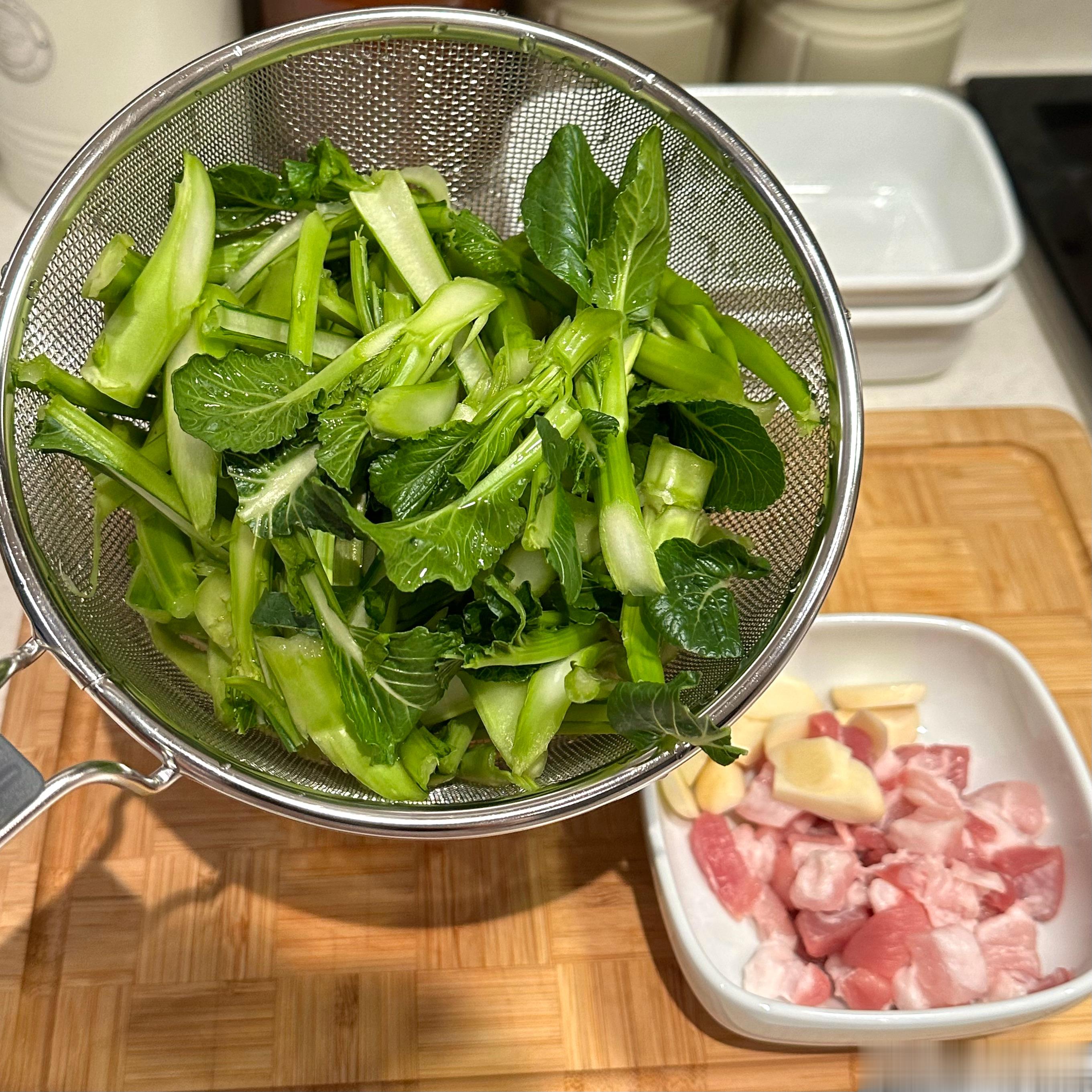 永远爱家常菜 ！！！今年目前最爱就是炒菜青 🥬秘诀是要加一点五花肉才更香（有点