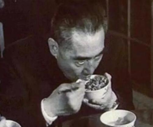 1954年，原江西省省长方志纯去北京开国务院召集的会议，散会的时候，工作人员说周