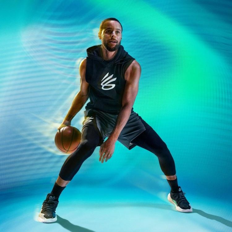 中国运动品牌的机会来了！美媒最新消息安德玛同库里合作13年分手了！
消息人士透露