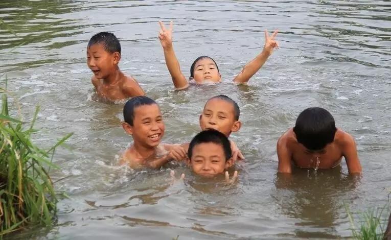 远去的童年,你怀念吗?
我们80后童年，虽然没有空调，但是有奶奶轻摇的蒲扇，有咚
