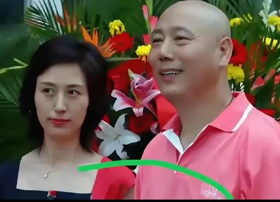 旧日影像里，李成儒和京剧演员史依弘的留影很是特别，两人相差18岁，离婚后还以兄妹