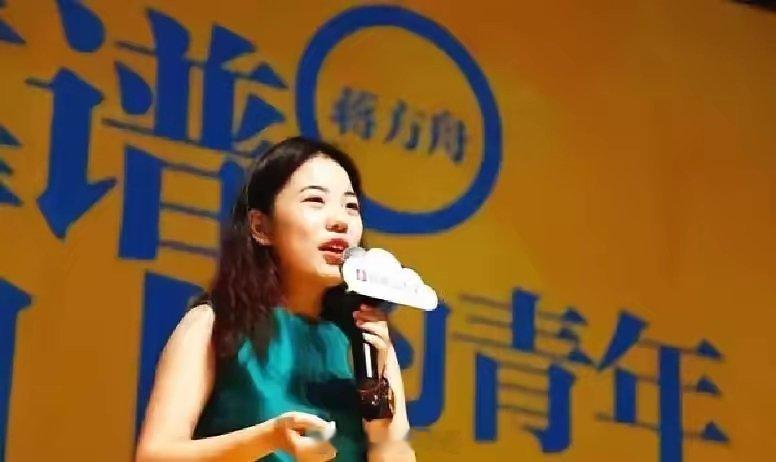 蒋方舟摊上事了。64岁的清华大学教授肖鹰持续向人民大学举报37岁的美女作家蒋方舟
