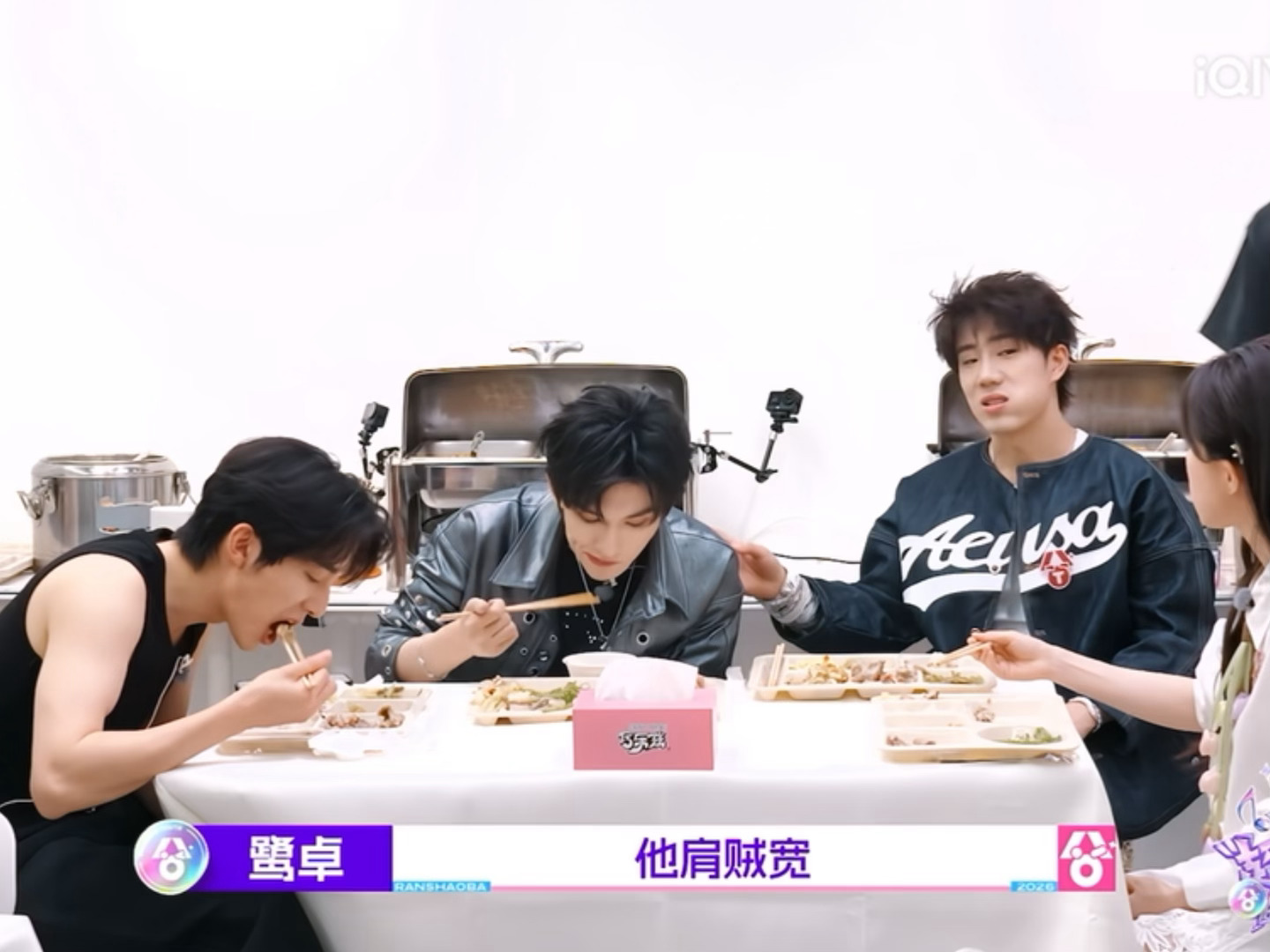 饭都不吃了，立马抬头听鹭卓哥夸自己 