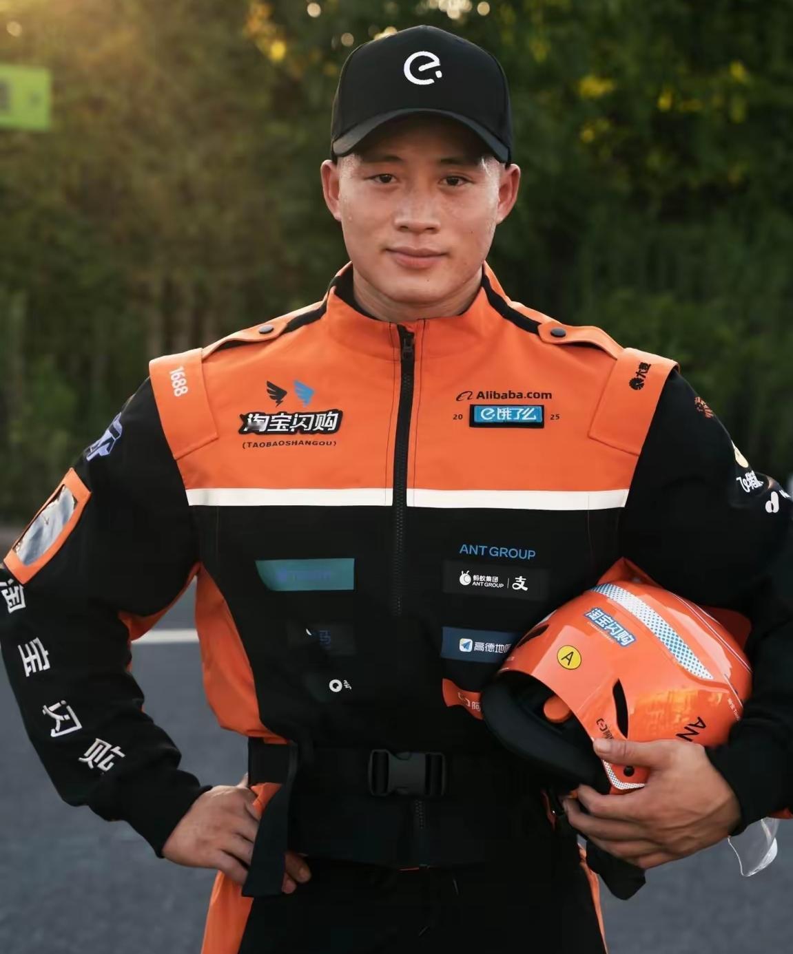 大家发现没有
这淘宝闪购的工作服
简直太帅了，我还以为是哪个赛车手来给我送外卖了