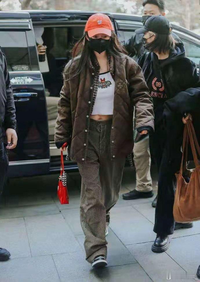 杨幂要风度不要温度！奶奶风棉服🧥搭露脐吊带🎽，硬把土味穿成时尚。 ​​​