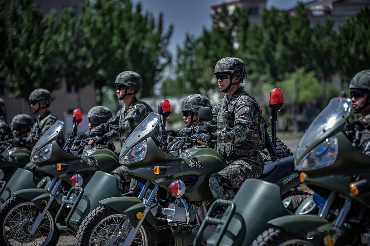 武警摩托快速反应射击：人车合一，枪枪精准
 
最近武警某支队的摩托车快速反应射击