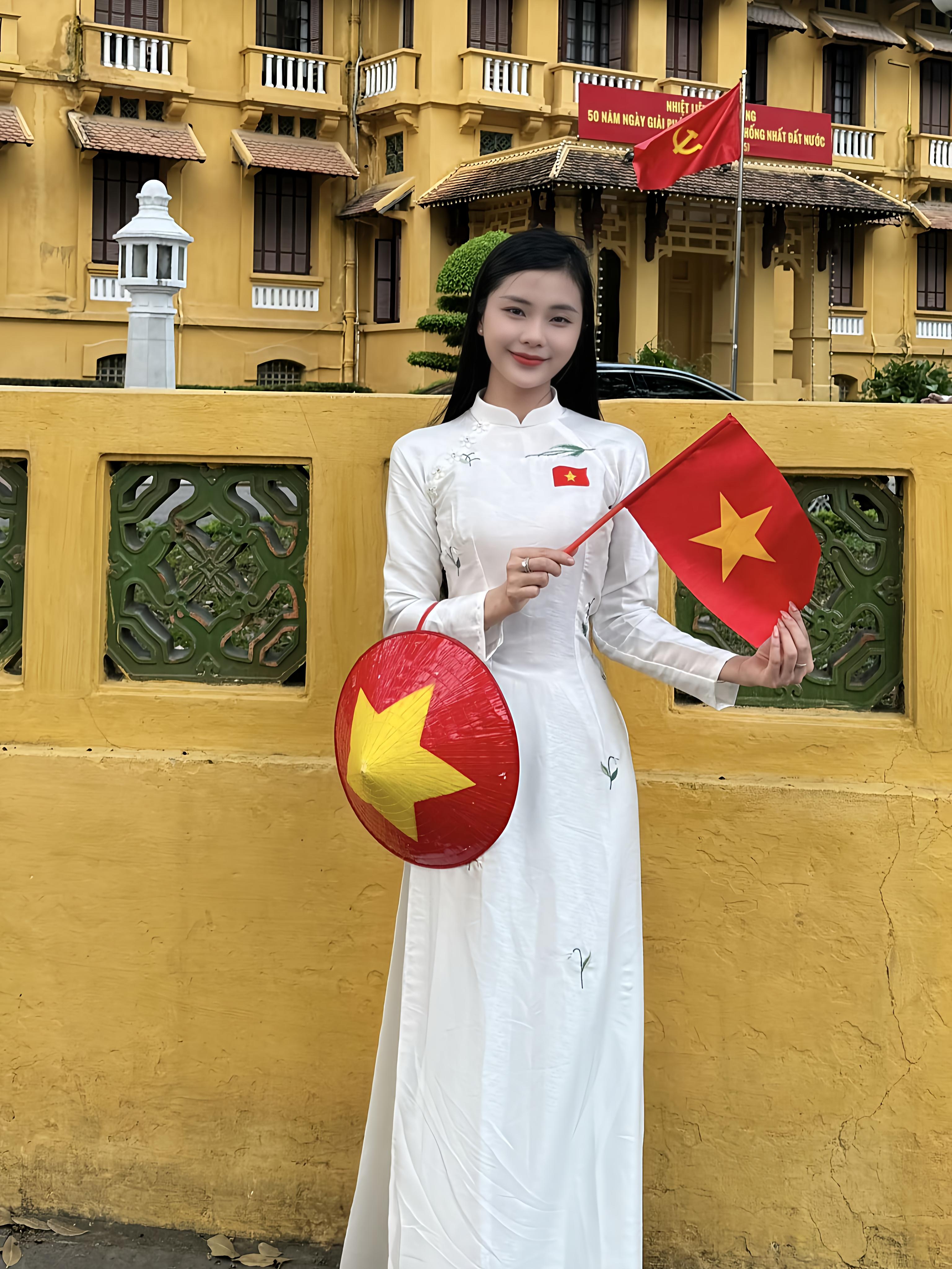 阳光下的 Ao Dai，手捧鲜花，越南的温柔时光。🌸我的旅行日记日常分享 ​​