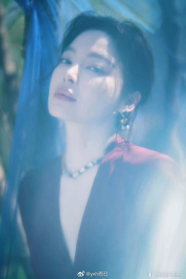 辛芷蕾回应封面登上法国街头深耕演艺绽放光彩！辛芷蕾以宣传大使身份出席活动，谈及登