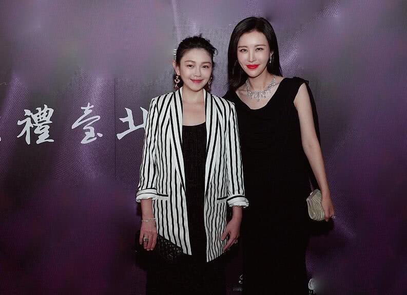 大S和田朴珺合影，大S长得挺可爱的，虽然她比田朴珺大5岁，但显年轻的她看起来比田