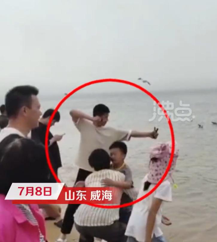 【 拍摄者：被打到的非死即残 很气愤】7月8日，山东威海。高先生在海边游玩时，看