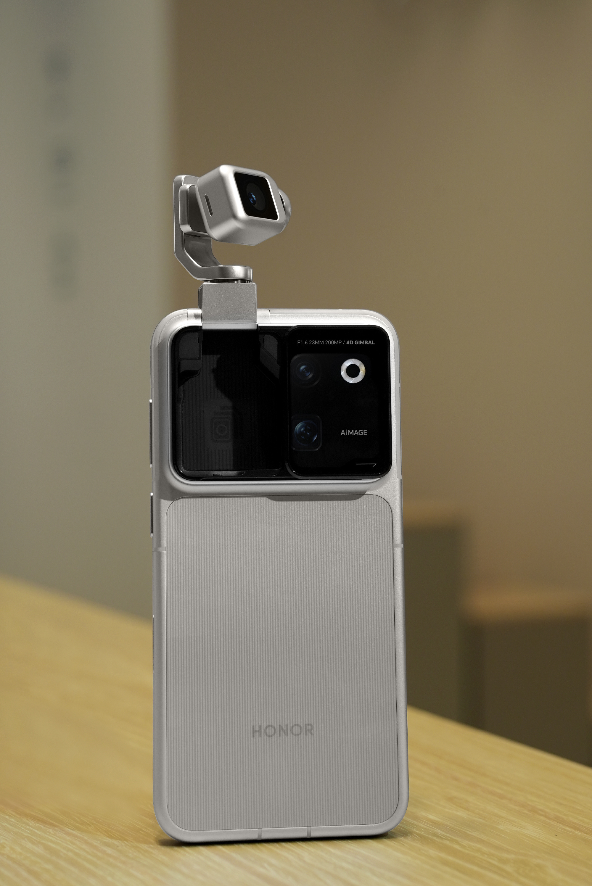 荣耀Robot Phone真机图，这质感看着很棒，高低得整个尝尝鲜~ 