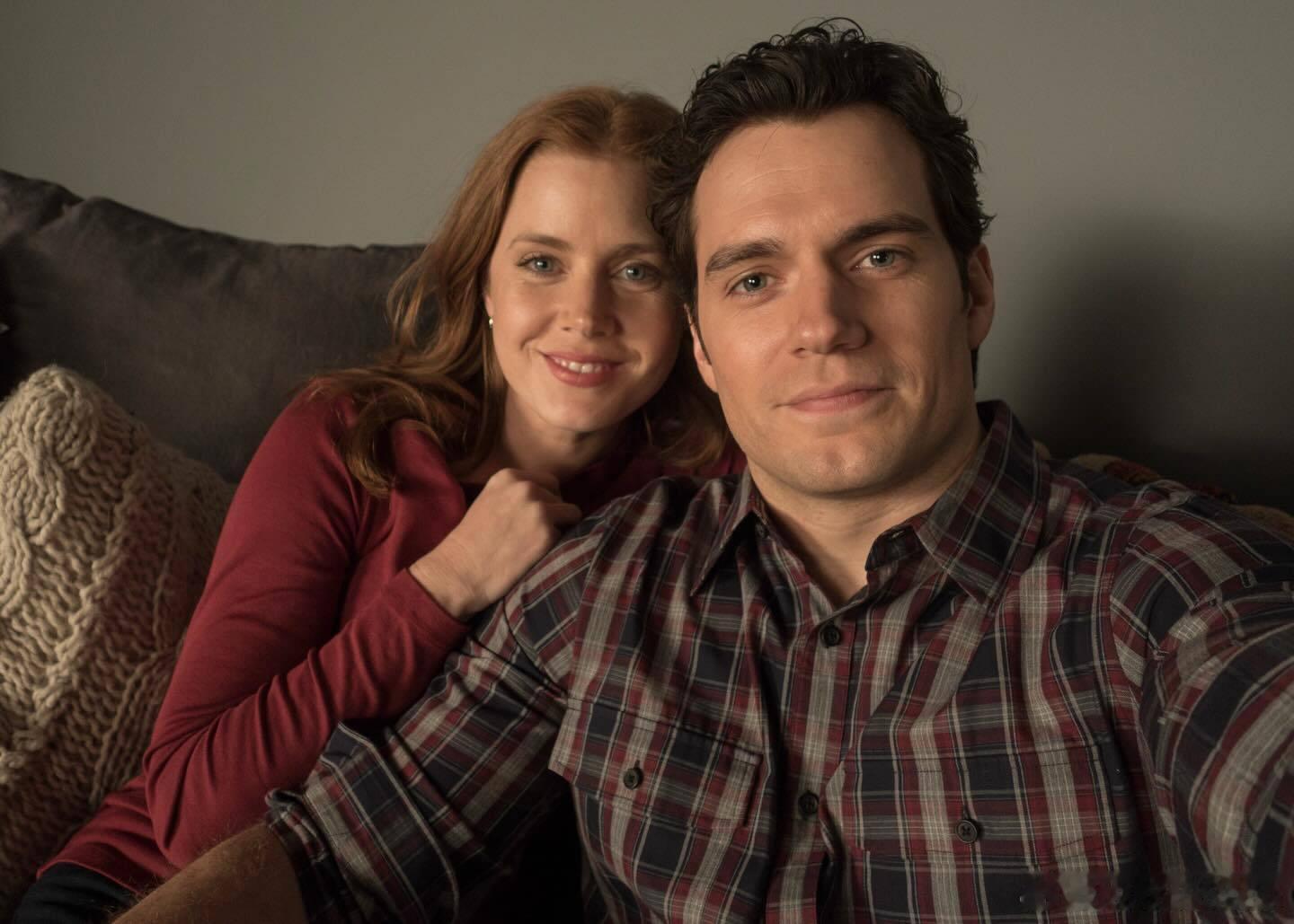 《超人：钢铁之躯》导演Zack Snyder分享片场新旧照，Henry Cavi