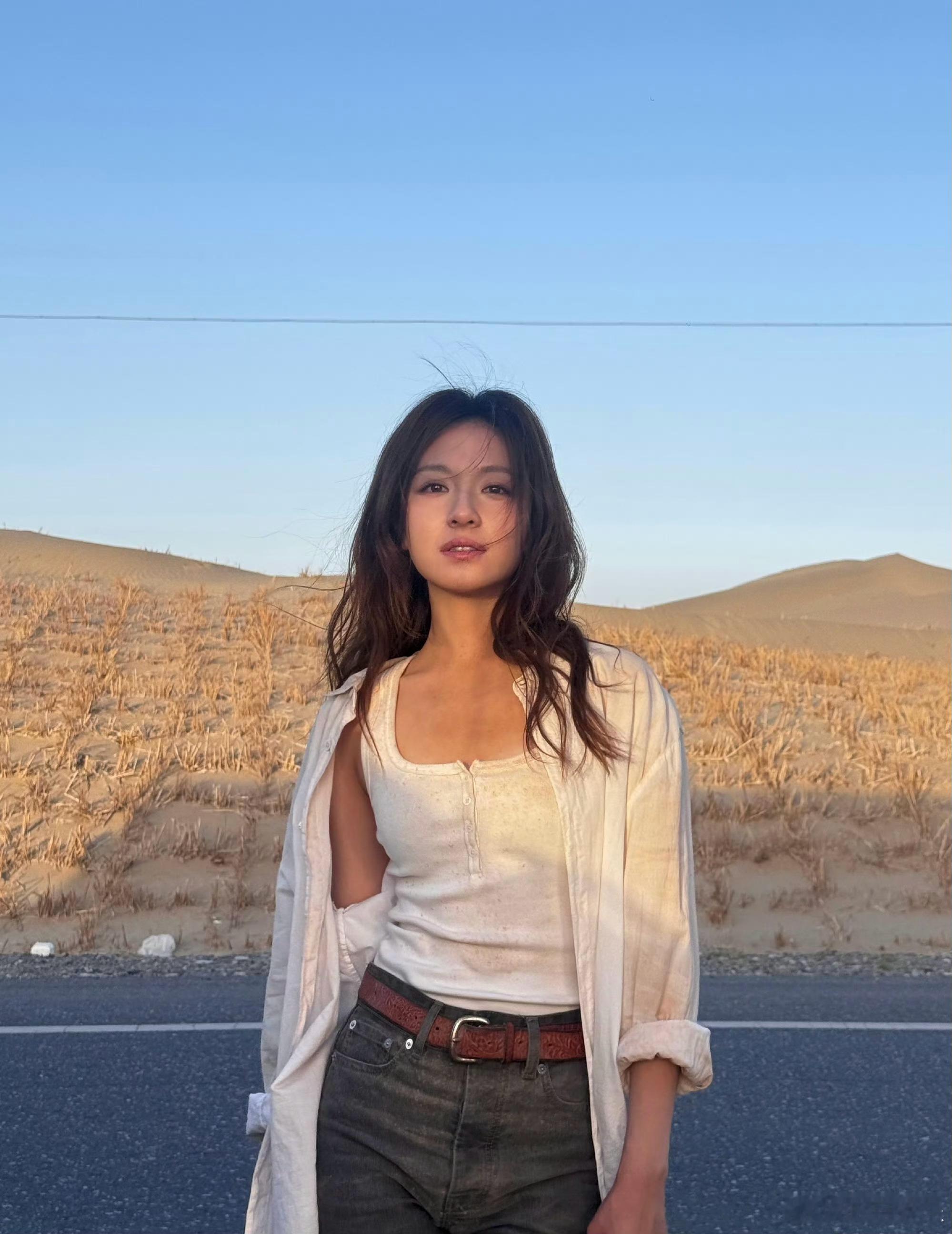 李兰迪裤子无中生裆 谁给李兰迪挑的裤子？无中生裆了属于是……女明星穿上也不中啊?