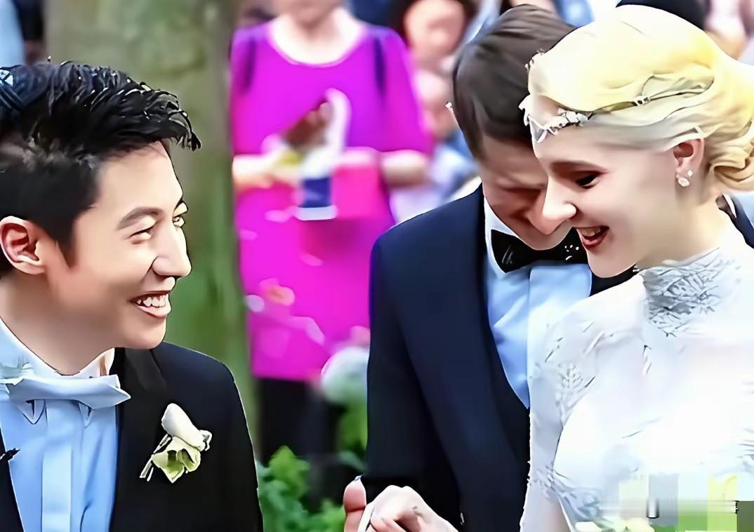 2016年，武汉，撒贝宁与妻子李白举办婚礼。镜头，撒贝宁一身西装，笑容灿烂，新娘