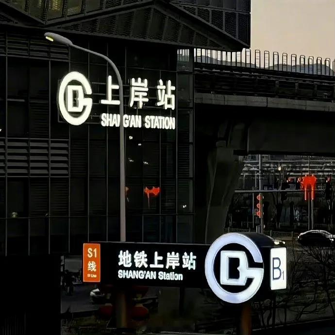 【#今年我上岸#[给力]】又是一年高考季，在属于你的盛夏手握星辰，执笔为剑！前行