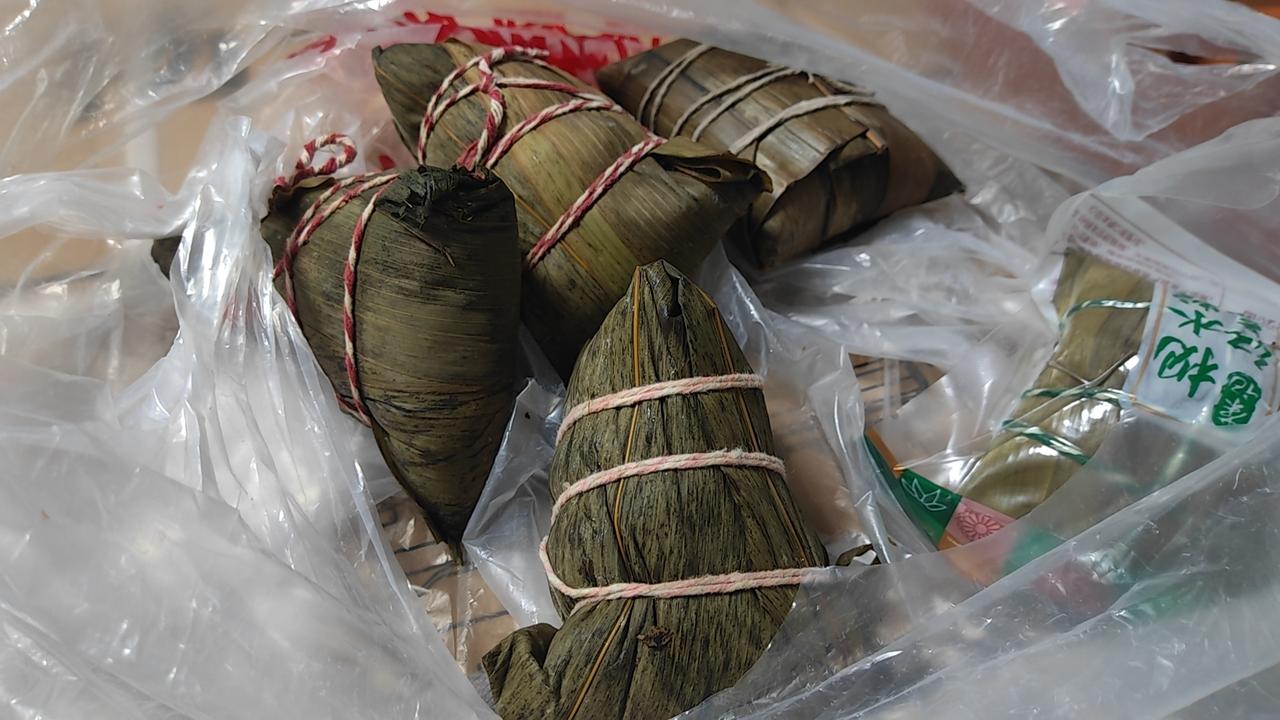 吃粽子咯。与祝大家端午安康！