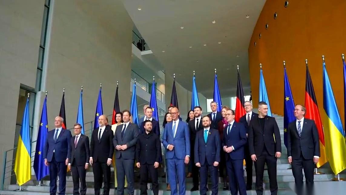 德国总理默茨跟泽连斯基开了个联合记者会，刚签完一笔国防大单，气氛正好，结果默茨对