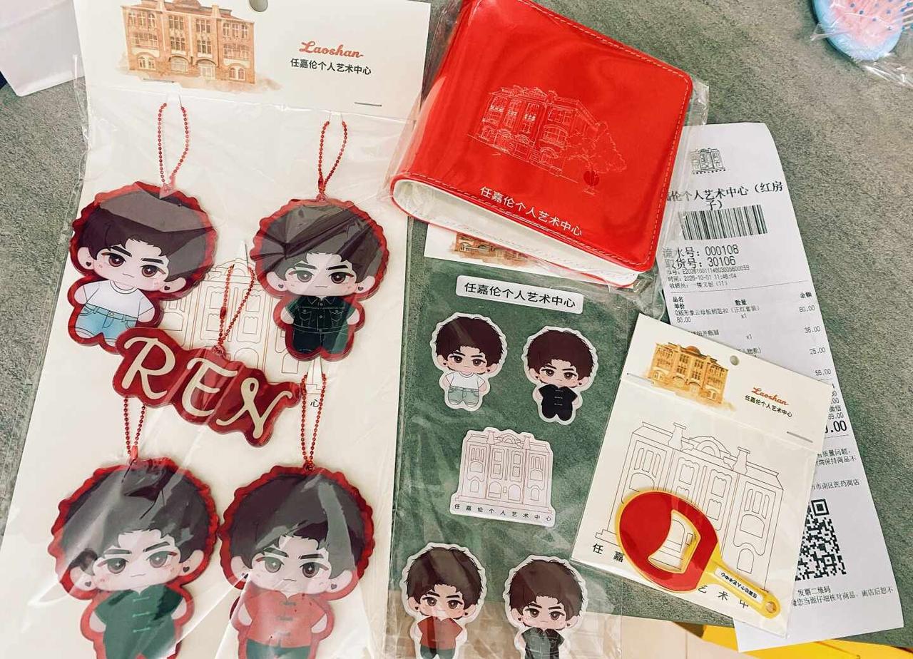 热乎乎的新品拿到啦！
感谢jrjj让我在外地也算是第一手拿到红房子上新了
第一眼