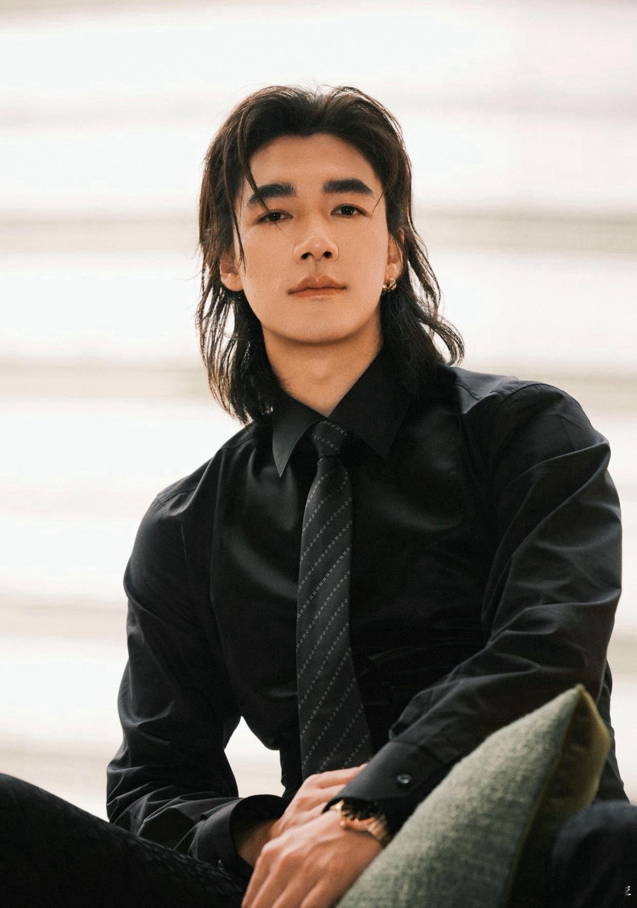 1. 辛芷蕾早年并不喜欢自己厚唇的长相，后来团队找来专业人士分析面相，还为她调整